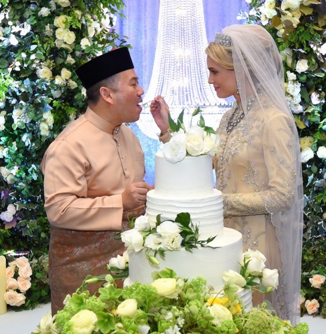 Yang Mulia Che Puan Mahkota Sofie Louise Johansson dinikahi Putra Mahkota Kelantan Tengku Muhammad Faiz Petra pada 2019 lalu. Inilah potret pernikahan pasangan yang akan menjadi Raja dan Ratu Kelantan itu. Foto: dok. Instagram/@ljo_
