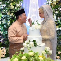 Yang Mulia Che Puan Mahkota Sofie Louise Johansson dinikahi Putra Mahkota Kelantan Tengku Muhammad Faiz Petra pada 2019 lalu. Inilah potret pernikahan pasangan yang akan menjadi Raja dan Ratu Kelantan itu. Foto: dok. Instagram/@ljo_