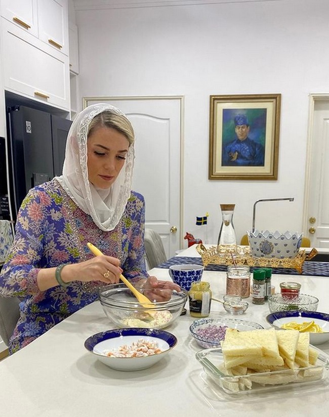 Wanita yang memperoleh gelar dalam Bahasa Inggris dan Sosiologi itu punya hobi masak. Di Instagramnya, tak jarang dia mengunggah kegiatan favoritnya itu. Foto: dok. Instagram/@ljo_