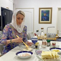 Wanita yang memperoleh gelar dalam Bahasa Inggris dan Sosiologi itu punya hobi masak. Di Instagramnya, tak jarang dia mengunggah kegiatan favoritnya itu. Foto: dok. Instagram/@ljo_