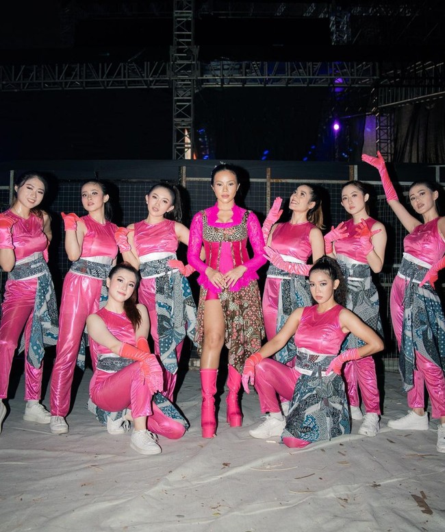 Yura Yunita juga sempat memadukan busana kebaya dengan sneakers pink. Banyak netizen memuji penampilannya. “Cantik banget ka yureuu barbie versi sunda pisan euy,” puji salah satu netizen. Foto: Instagram/@yurayunita