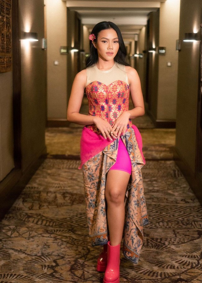 Yura Yunita dikenal dengan gaya busana unik yang menonjolkan kearifan lokal. Dia kerap memodifikasi busana kebaya jadi lebih kekinian. Foto: Instagram/@yurayunita