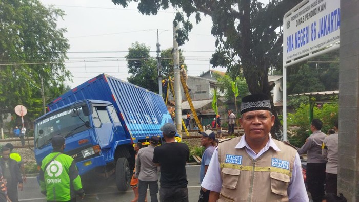 Zainuddin penjaga SMA Negeri 86 Jakarta
