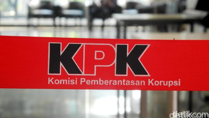Satu pejabat Basarnas terkena OTT KPK terkait dugaan korupsi barang dan jasa. Dalam OTT tersebut, KPK mengamankan 8 orang beserta uang miliaran rupiah.