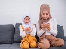 7 Adab Anak kepada Orang Tua Sesuai dengan Ajaran Islam