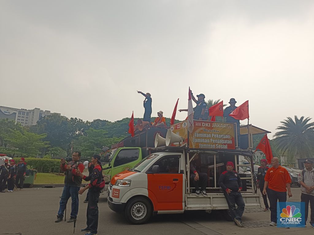 Ada sekitar seribu buruh dari Jabodetabek, Purwakarta, Karawang, Serang, dan Cilegon yang tergabung dalam Partai Buruh dan Konfederasi Serikat Pekerja Indonesia (KSPI) berunjuk rasa di depan Istana Negara dan Gedung Mahkamah Konstitusi pada hari ini, Rabu (26/7/2023). (վ/Martyasari Rizky)