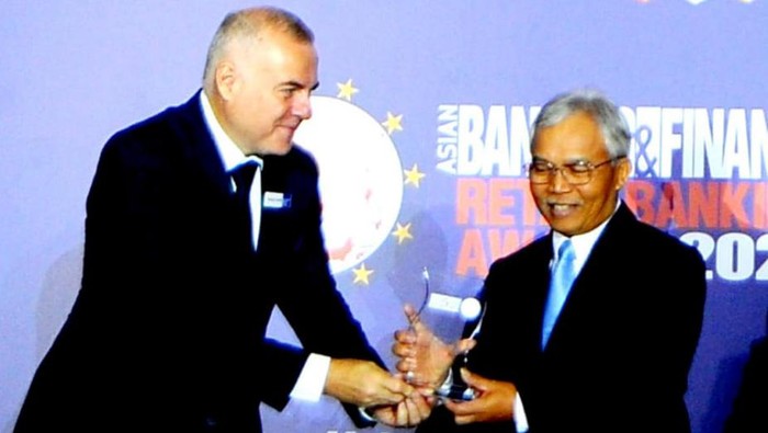 Direktur Distribution & Funding PT Bank Tabungan Negara (Persero) Tbk. Jasmin didampingi Head of Wealth Management Division Frengky Rosadrian P. tersenyum saat menerima penghargaan Wealth Management Platform of The Year pada Asian Banking & Finance - Retail Banking Awards 2023 di Marina Bay Sands, Singapura, Selasa (25/7) . Penghargaan tersebut diraih BTN Prioritas atas Layanan PLUS dari BTN Prioritas yang memenuhi kriteria penilaian Dewan Juri bertaraf internasional seperti uniqueness & innovation, effectiveness & impact serta dynamism. Layanan PLUS dinilai berhasil menyajikan kemudahan dan kenyamanan bagi nasabah prioritas untuk mengakses berbagai benefit & privilege.