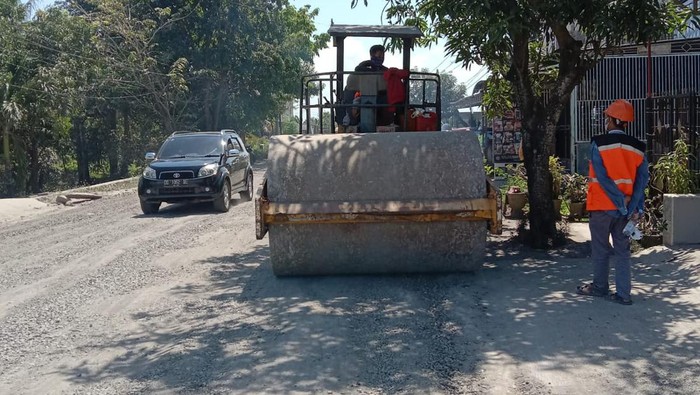 Alat berat mulai diturunkan untuk melakukan perbaikan di Jalan Poros Sidrap-Soppeng.