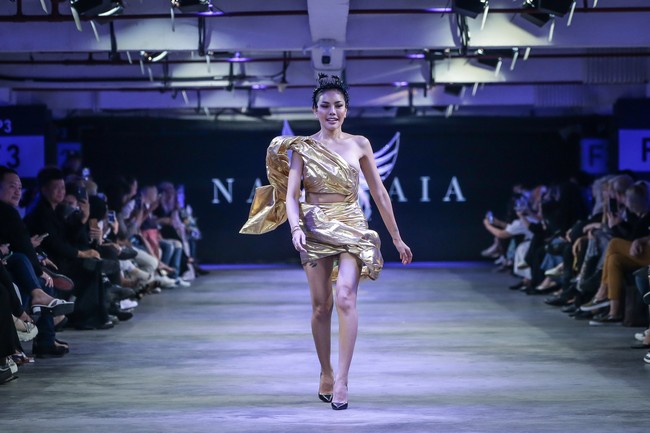 Nikita Mirzani jadi salah satu muse untuk rancangan Bubah Alfian berkolaborasi dengan Revashion yang bertajuk ‘Intrigue’. Wanita 37 tahun ini tampak mengenakan busana berupa kain berwarna emas yang dililit. Foto: Dok. JF3