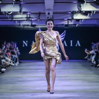 Nikita Mirzani jadi salah satu muse untuk rancangan Bubah Alfian berkolaborasi dengan Revashion yang bertajuk ‘Intrigue’. Wanita 37 tahun ini tampak mengenakan busana berupa kain berwarna emas yang dililit. Foto: Dok. JF3