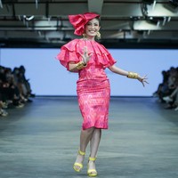 Jadi muse desainer Renzi Lazuardi, Ayu Dewi tampil cerah dengan gaun pink motif tenun ikat. Penampilannya makin girlie berkat aksen ruffle dan topi bentuk bunga. Foto: Dok. JF3