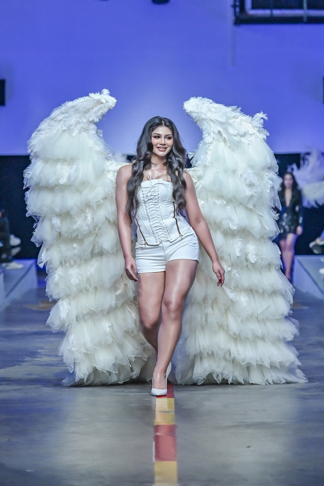 Jihane Almira memancarkan aura ‘angel’ dengan setelan korset dan short pants serta sayap besar terbuat dari rangkaian kain tulle. Foto: Dok. JF3