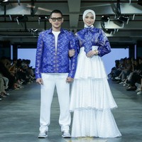Citra Kirana dan Rezky Aditya juga ditunjuk jadi model untuk koleksi Renzi Lazuardi yang bertema ‘Mabelo’. Keduanya tampil serasi dengan busana biru motif tenun dan bawahan putih. Foto: Dok. JF3