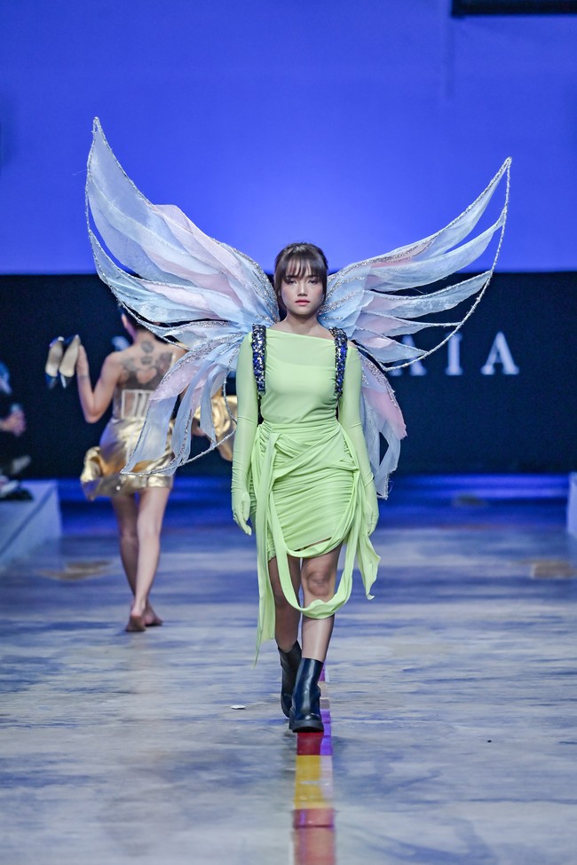 Fujianti Utami, atau biasa disapa Fuji, tampil bak Tinkerbell dengan gaun draperi hijau neon dan sayap transparan berwarna-warni menempel di punggungnya. Foto: Dok. JF3