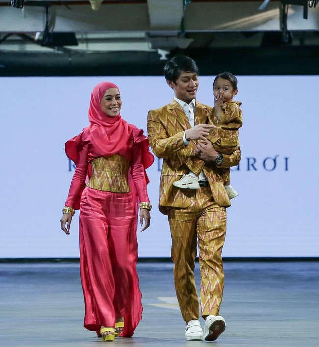 Pasangan Lesti Kejora dan Rizky Billar tak ketinggalan ikut memeriahkan fashion show di JF3. Lesti tampil dengan gaun pink satin dan korset motif tenun, sementara Rizky mengenakan setelan jas motif tenun. Keduanya membawa serta putra mereka, Muhammad Leslar. Foto: Dok. JF3