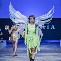 Fujianti Utami, atau biasa disapa Fuji, tampil bak Tinkerbell dengan gaun draperi hijau neon dan sayap transparan berwarna-warni menempel di punggungnya. Foto: Dok. JF3