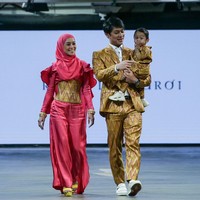 Pasangan Lesti Kejora dan Rizky Billar tak ketinggalan ikut memeriahkan fashion show di JF3. Lesti tampil dengan gaun pink satin dan korset motif tenun, sementara Rizky mengenakan setelan jas motif tenun. Keduanya membawa serta putra mereka, Muhammad Leslar. Foto: Dok. JF3