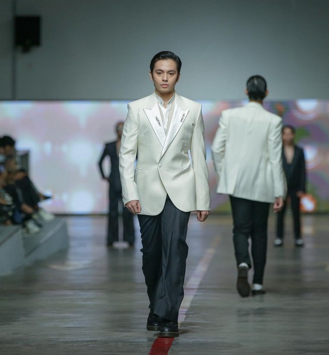 Aktor Angga Yunanda menunjukka kepiawaiannya jadi model dengan tampil di fashion show membawakan koleksi ‘Gender Nihilism’ karya Hartono Gan. Bintang film ‘Mencuri Raden Saleh’ ini tampan mengenakan setelan jas off-white dipadu celana hitam. Foto: Dok. JF3