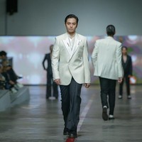 Aktor Angga Yunanda menunjukka kepiawaiannya jadi model dengan tampil di fashion show membawakan koleksi ‘Gender Nihilism’ karya Hartono Gan. Bintang film ‘Mencuri Raden Saleh’ ini tampan mengenakan setelan jas off-white dipadu celana hitam. Foto: Dok. JF3