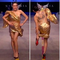 Artis yang kerap menuai sensasi ini membuat heboh lantai catwalk JF3 dengan membuka sepatu saat berbalik menuju belakang panggung. Nikita pun mengakhiri penampilannya tanpa alas kaki alias nyeker. Foto: Dok. JF3