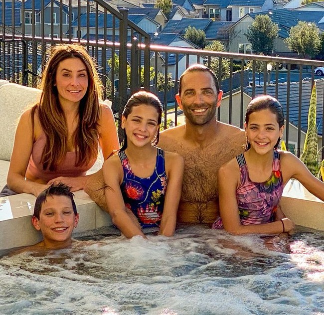 Jaqi Clements mengakui bahwa memasukkan si kembar ke agensi modeling cukup sulit mengingat ia memiliki tiga anak. Karena itu, Leah dan Ava sempat tidak aktif sebagai model terlebih Jaqi menganggap keduanya belum sepenuhnya siap secara profesional. Foto: Instagram