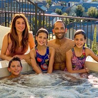 Jaqi Clements mengakui bahwa memasukkan si kembar ke agensi modeling cukup sulit mengingat ia memiliki tiga anak. Karena itu, Leah dan Ava sempat tidak aktif sebagai model terlebih Jaqi menganggap keduanya belum sepenuhnya siap secara profesional. Foto: Instagram