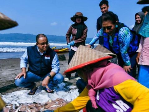 Bacapres 2024 Anies Baswedan ikut Susi Pudjiastuti ke tempat pelelangan ikan di Pangandaran, Jabar.