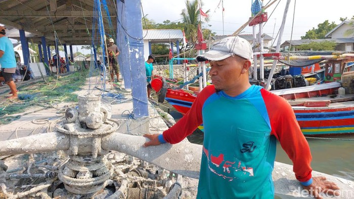 Baling-baling dan mesin pesawat yang ditemukan nelayan Gresik. Baling-baling dan mesin pesawat yang ditemukan nelayan Gresik.