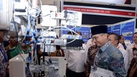Wakil Menteri Pertanian Harvick Hasnul Qolbi melihat drone untuk pupuk saat mengunjungi pameran Indo Livestock 2023 Expo and Forum yang digelar PT Napindo Media Ashatama di Grand City, Surabaya, Jawa Timur, Rabu (26/7/2023).