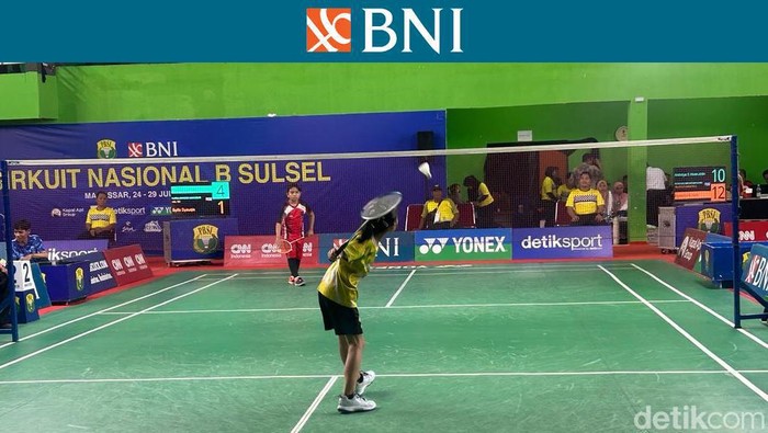 BNi Sirnas Sulsel 2023 Hari Ketiga, Fitriyah Latifah vs Syifa Syauqia Fitriyah Latifah (baju kuning) dari klub Karsa Mandiri Makassar mengalahkan Syifa Syauqia dari Akli BC dengan skor 21-1, 21-0 di 32 besar Tunggal Usia Dini Putri BNI Sirnas B Sulsel 2023, Rabu (26/7).