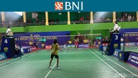 Bermodal kemenangan di partai ini Fitriyah berhak maju ke perempatfinal Tunggal Usia Dini Putri BNI Sirnas B Sulsel 2023. Ada unggulan kelima Ayasha Machiko Lituhayu Albasia yang akan dihadapinya. Foto: Mercy Raya/detikcom  