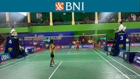 Di BNI Sirnas B Sulsel 2023, Fitriyah tampil di dua nomor berbeda. Di nomor Ganda Anak-anak Putri, ia juga tampil berpasangan dengan Stevi Aldea Putri Hetharia dan bersiap menghadapi perempatfinal. Foto: Mercy Raya/detikcom  