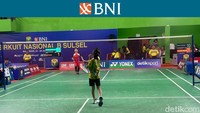 Fitriyah Latifah (berbaju kuning) menjadi salah satu yang tampil di BNI Sirnas B Sulsel 2023 pada hari Rabu (23/7) ini. Foto: Mercy Raya/detikcom  