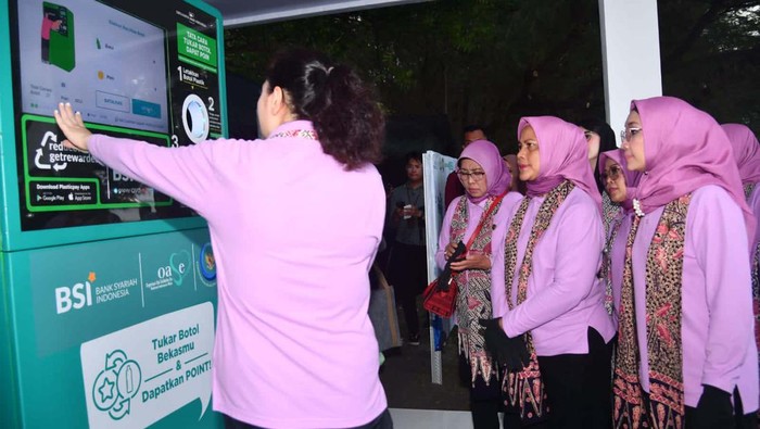 BSI Dukung Pelestarian Lingkungan Laut BSI berkolaborasi dengan Kementerian Kelautan dan Perikanan dalam gerakan Oase KIM (Oase Kabinet Indonesia Maju). Mereka melakukan kegiatan pelestarian lingkungan.