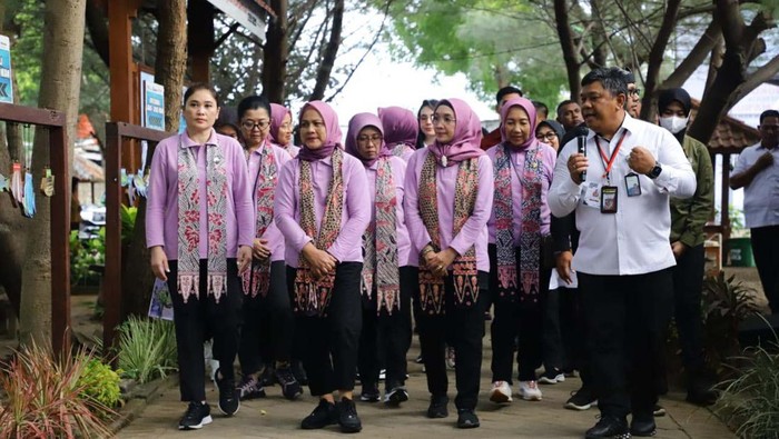 BSI Dukung Pelestarian Lingkungan Laut BSI berkolaborasi dengan Kementerian Kelautan dan Perikanan dalam gerakan Oase KIM (Oase Kabinet Indonesia Maju). Mereka melakukan kegiatan pelestarian lingkungan.