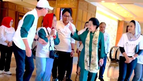 Bupati Badung I Nyoman Giri Prasta jalan bareng Presiden ke-5 RI Megawati Soekarnoputri di Surabaya, Rabu (26/7/2023). (Tangkapan Layar IG Giri Prasta)
