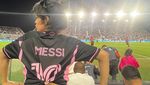 Pakai Jersey Messi, Camila Cabello Girang Ketemu Idola