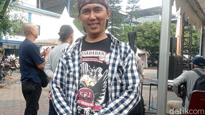 Cepi, ketua Kelompok Penyanyi Jalanan (KPJ) Kota Bandung.