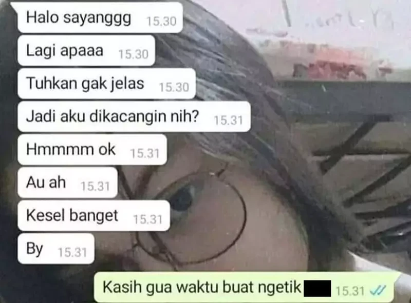 Chat pacar ngambek ini benar-benar bikin gemes sendiri ngebacanya. Kaum jomblo nggak akan ngerti rasanya, hihi.