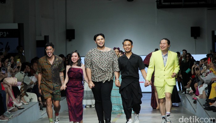 Desainer IPMI Ivan Gunawan, Eri, Monica Ivena, Rama Dauhan dan Wilsen Willim Kain Negeri di acara JF3 2023, Kelapa Gading. Jakarta. Selasa [25/7/2023].