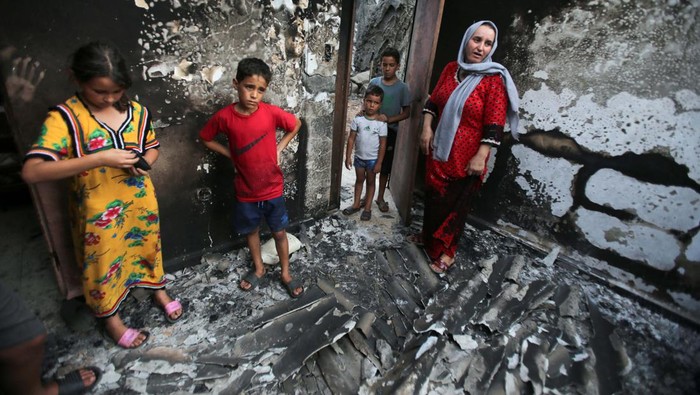 Duka Warga yang Rumahnya Hangus Akibat Kebakaran Hutan di Aljazair Souhila Belkati carries her child inside her burnt house, following a wildfire in Bejaia, Algeria July 25, 2023. REUTERS/Ramzi Boudina TPX IMAGES OF THE DAY