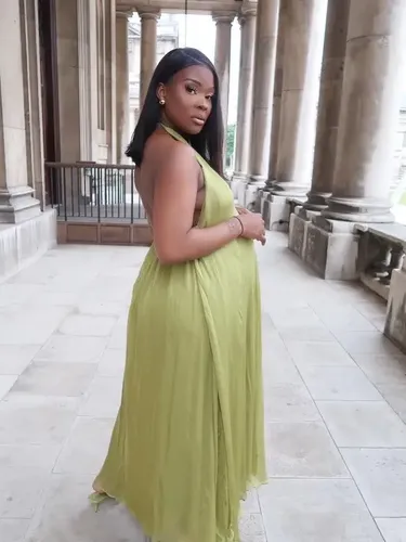 Dymund Dina Wanita ngidam makan tanah liat selama 10 tahun.