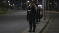 Polisi berdiri di median jalan selama dimulainya jam malam yang ditetapkan oleh Presiden Ekuador Guillermo Lasso. Langkah ini untuk mencoba mengurangi gelombang kekerasan yang sedang berlangsung di Manta, Ekuador, Selasa (25/7/2023). Presiden Lasso, mengumumkan keadaan darurat dan jam malam di tiga kota terdampak, yakni Manabi, Los Rios, dan Duran.