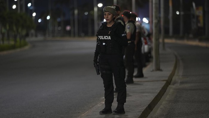 Ekuador Berlakukan Jam Malam Baru di Tengah Gelombang Kekerasan Police stand on a median during the start of a curfew decreed by EcuadorΒ΄s President Guillermo Lasso to try to reduce the ongoing wave of violence in Manta, Ecuador, Monday, July 24, 2023. (AP Photo/Dolores Ochoa)