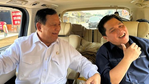 Menteri BUMN Erick Thohir dan Menteri Pertahanan (Menhan) Prabowo Subianto cukup mesra dalam waktu belangan ini. Erick Thohir mengatakan tak bisa menahan tawanya saat diajak bercanda dengan Prabowo.