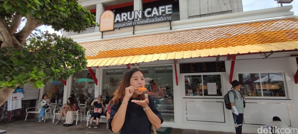 Es krim flower of dawn di Wat Arun