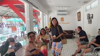 Kafe ini menyediakan ruang indoor dan outdoor pada pelanggan. Makan es krim di dalam ruangan jauh lebih nyaman, karena es krim cepat meleleh begitu keluar dari kafe. (bonauli/detikcom)