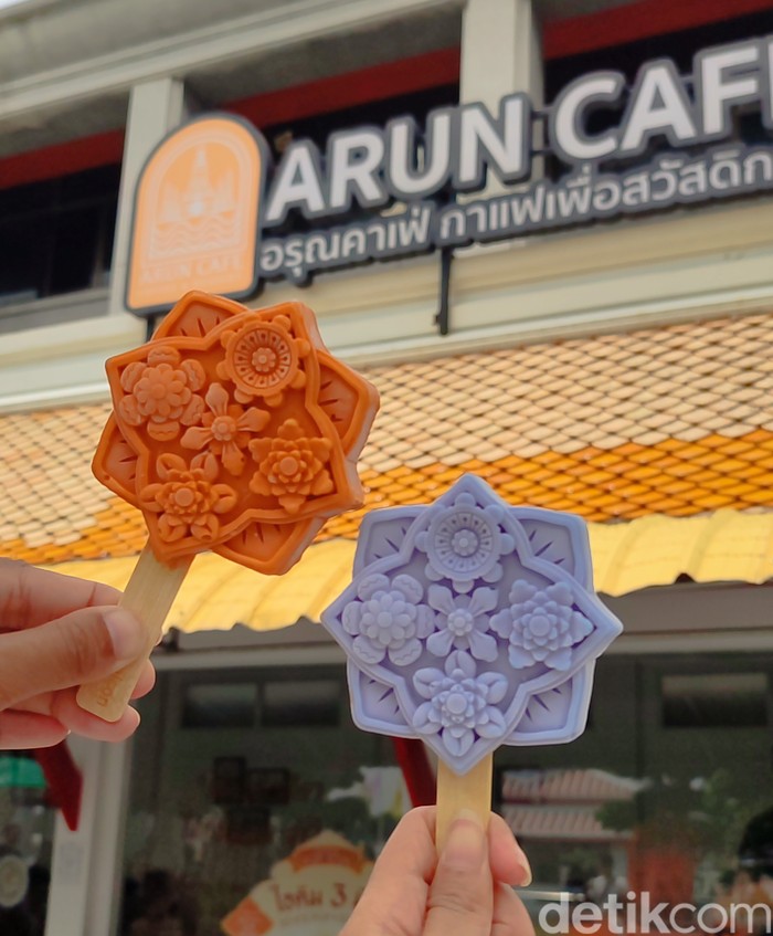 Es krim flower of dawn di Wat Arun
