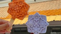 Lokasi penjualan Flower of Dawn ada di Arun Cafe, dari pintu masuk lurus saja sampai mentok. Kafe ini bersebelahan dengan toko-toko persewaan baju adat Thailand.  (bonauli/detikcom)