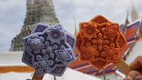 Ada dua rasa pilihan rasa, thai milk tea dan coconut. Yang satu berwarna orange dan yang lain berwarna biru. (bonauli/detikcom)